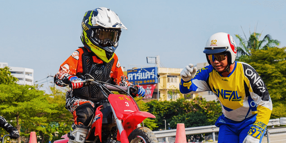 หลักสูตรหัดขับรถจักรยานยนต์ทางฝุ่นเพื่อเพิ่มประสบการณ์ (สำหรับเด็ก 6-12 ปี)